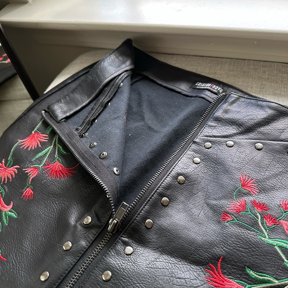 FASHION NOVA mini faux leather zip up skirt - Picture 3 of 6